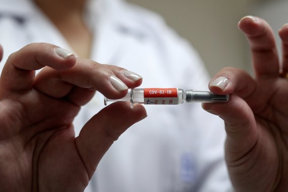 지난해 7월 30일 브라질 상파울루에서 촬영된 중국 제약사 시노백의 코로나19 백신 '코로나백'.로이터뉴스1