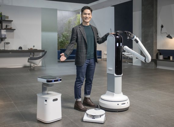 삼성전자 승현준 사장이 CES 2021 삼성 프레스컨퍼런스에서 '삼성봇™ 케어', '제트봇 AI', '삼성봇™ 핸디'(왼쪽부터)를 소개하고 있다. 삼성전자 제공