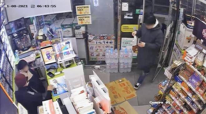 지난 8일 새벽 충북 청주시에 있는 씨유(CU) 근무자 윤아무개씨가 실종아동에게 자신의 외투를 벗어줬다. 씨유 제공