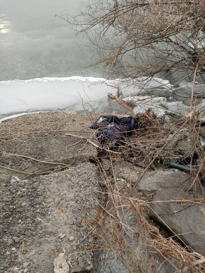11일 오후 김포대교  북단  교각 100m 떨어진 한강변에서 발견된 장준호씨의 점퍼. 경기북부경찰청 제공