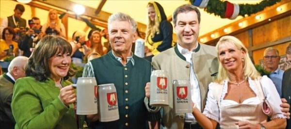 디터 라이터 독일 뮌헨시장(왼쪽 두 번째) 등이 2019년 옥토버페스트 개막식에서 건배하고 있다. 로이터연합뉴스