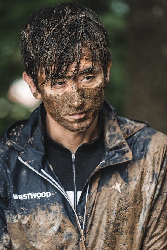 A scene from the film ″What Happened to Mr. Cha?″ in which Cha In-pyo features as himself, and has an unfortunate accident with a puddle of mud. [NETFLIX]