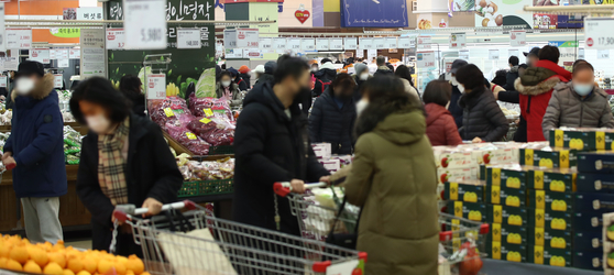 A large supermarket in downtown Seoul is crowded with people buying groceries on Sunday afternoon. [YONHAP]