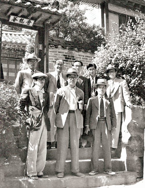 김형석 교수는 연세대 재직 중에도 시간을 쪼개 성경공부를 인도했다. 사진은 연세대 교수 시절 동료 교수와 함께한 김 교수(뒷줄 맨 오른쪽)의 모습. 양구인문학박물관 제공