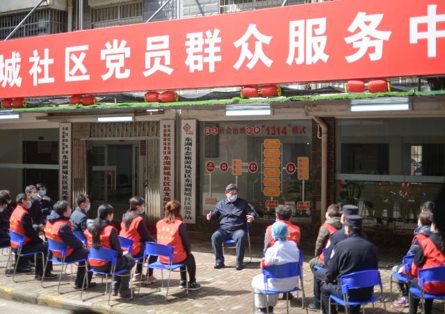 시진핑 중국 국가 주석이 지난 6일 중국 허베이성 우한을 찾아 의료진과 자원봉사자, 경찰 관계자 들과 이야기를 나누고 있다. 신화 연합뉴스