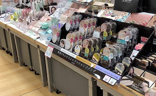 미샤 쿠션 파운데이션이 일본 누적 판매량 2000만 개를 돌파했다. 미샤 제품이 오사카 로프트 아베노점에 진열돼 있는 모습. /사진=에이블씨엔씨