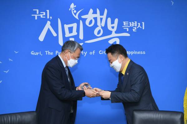 안승남 구리시장이, ‘국내 최초 입영지원금 지급’ 병무청 감사패를 받고 있다. / 사진제공=구리시