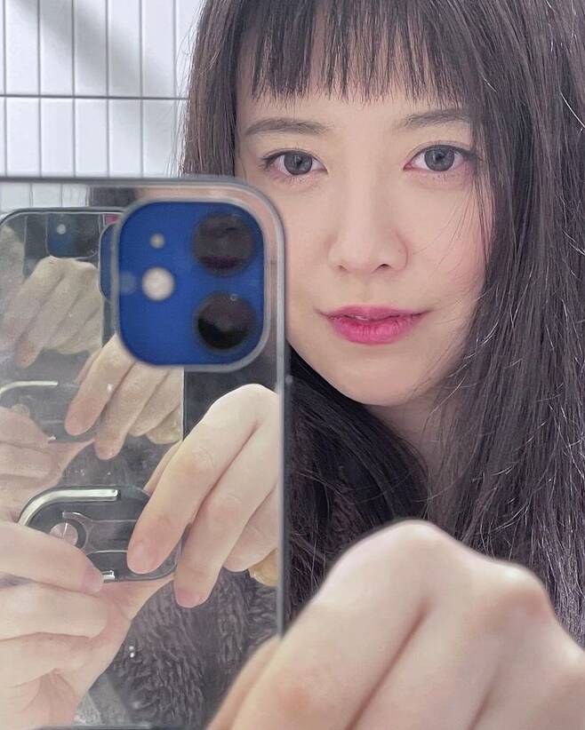Actor and writer Ku Hye-sun has recently reported on the naked selfie photo.Ku Hye-sun posted several photos on his Instagram account on January 11 with the caption Iphone Saint (?) Camera Photos.In the public photo, Ku Hye-sun is taking a mirror selfie with a modest face with little makeup.It is a basic Camera that does not apply a photographic filter or Photoshop effect. It reveals its naked appearance and captures the attention with beautiful beauty without humiliation.The netizens who encountered it commented on It is pretty from any angle, What is beautiful?, It is still beautiful.Meanwhile, Ku Hye-sun has recently appeared on the Kakao TV web entertainment Face ID.