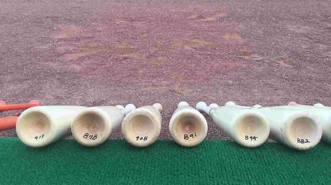 913g, 878g, 908g…. 방망이에 1g 단위로 적힌 그의 열정