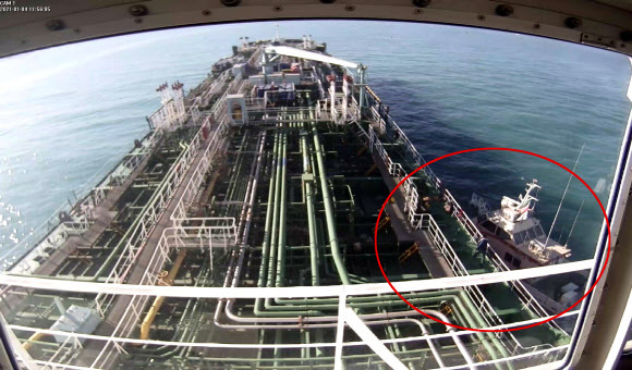 - 이란 혁명수비대의 고속정(오른쪽 원 안)이 지난 4일 호르무즈 해협 인근 해역에서 한국 국적 선박 한국케미에 접근해 나포하는 모습. 이 장면은 한국케미에 설치된 폐쇄회로(CC)TV에 포착됐다. 연합뉴스