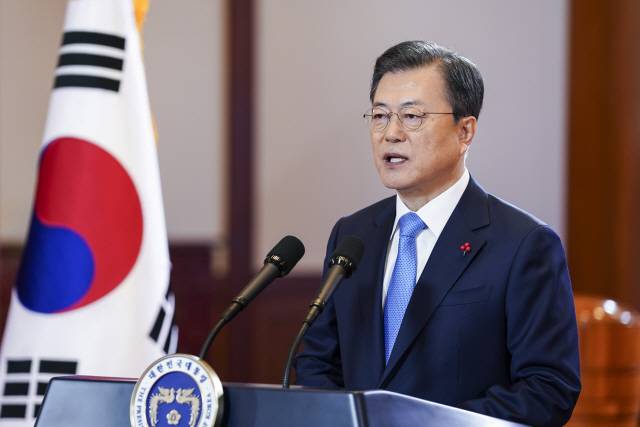 문재인 대통령이 11일 청와대에서 신년사를 하고 있다. /연합뉴스