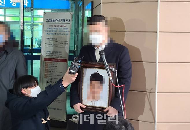 12일 오후 서울서부지법에서 재판이 끝난 직후 법정을 나온 유족 측이 입장을 밝히고 있다.(사진=이용성 기자)