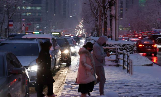 많은 눈이 내린 12일 오후 서울 강남구에서 시민들이 교통대란을 피해 지하철역으로 향하고 있다. (사진=연합뉴스)