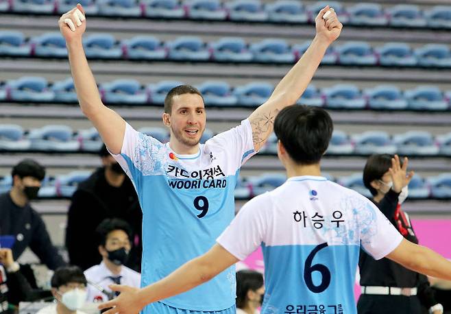 12일 오후 인천 계양체육관에서 열린 도드람 2020-2021 V리그 우리카드와 대한항공과의 경기. 우리카드 알렉스가 승리를 거둔 뒤 기뻐하고 있다. 사진=우리카드 배구단 제공