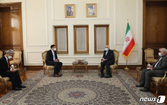 최종건 외교부 1차관이 11일(현지시간) 테헤란에서 모하마드 자바드 자리프 이란 외무장관과 만나고 있다. © AFP=뉴스1 © News1 우동명 기자