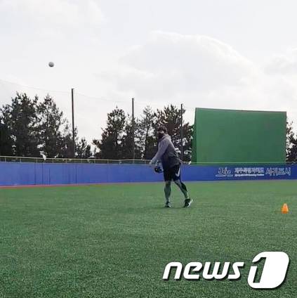 미국 메이저리그 토론토 블루제이스에서 활약 중인 류현진이 7일 제주도 서귀포시 강창학구장에서 개인훈련을 시작해 가볍게 공을 던지고 있다.(에이스펙코퍼레이션 인스타그램 계정 캡처) 2021.1.8 /뉴스1 © News1 민경석 기자