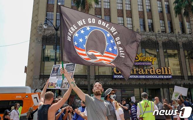 지난해 8월22일 캘리포니아주 로스앤젤레스에서 시위를 벌이고 있는 큐어넌 지지자. © AFP=뉴스1