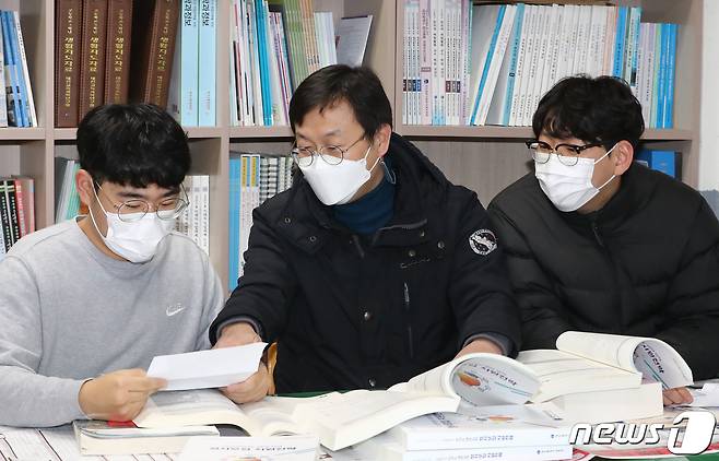 대전 동구 명석고등학교에서 담임교사가 고3 수험생들과 정시 입시 상담을 하고 있다.© News1 김기태 기자