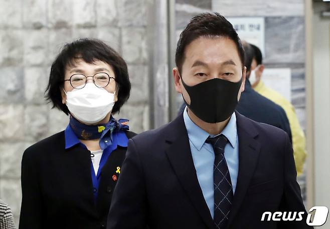 열린민주당의 정봉주 전 최고위원(오른쪽)과 김진애 원내대표. 2020.4.10/뉴스1 © News1 이광호 기자