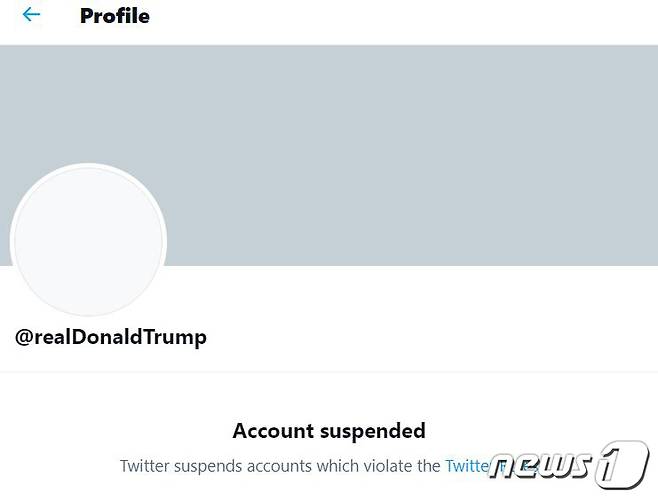 트위터가 8일(현지시간) 폭력을 더 조장할 위험이 있다며 도널드 트럼프 미국 대통령의 트위터 계정을 영구적으로 정지하는 조치를 취하기로 했다고 밝혔다.  (트위터 캡처) 2021.1.9/뉴스1