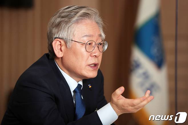 이재명 경기도지사는 12일 “국가는 평시도 아닌 전례 없는 위기상황에서 적극 개입해 가계의 어려움을 돌봐야 한다”고 주장했다./뉴스1 © News1 조태형 기자
