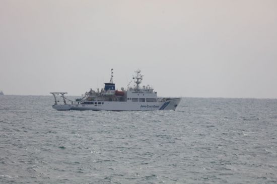제주 동남쪽 해상에서 한국 해경과 이틀째 대치 중인 일본 해상보안청 측량선. 사진=제주해경청