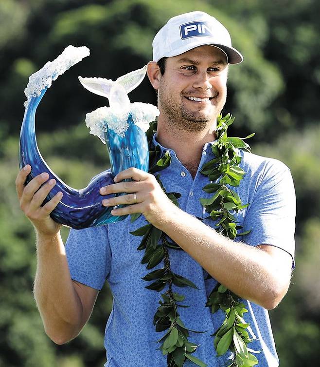 해리스 잉글리시가 11일 미국 하와이에서 열린 미국프로골프(PGA) 투어 센트리 토너먼트 오브 챔피언스에서 우승하고 트로피를 들어 올리고 있다. /AFP 연합뉴스