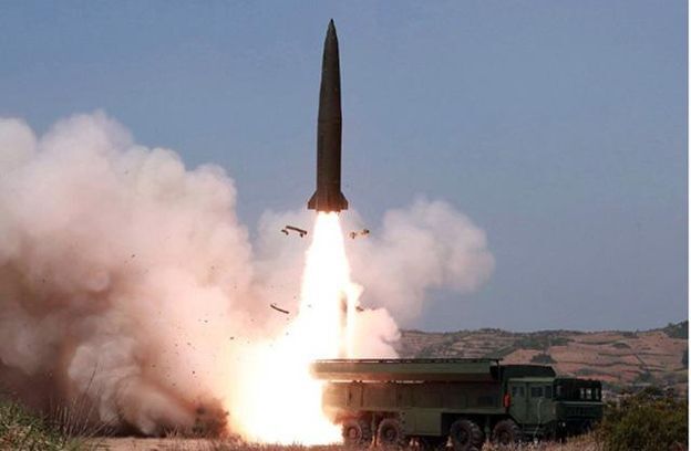 '북한판 이스칸데르' 미사일로 불리는 신형 전술미사일 KN-23이 시험발사되고 있다.  전문가들은 북한이 KN-23 미사일에 장착할 수 있는 전술핵탄두를 만들 능력을 이미 갖고 있을 가능성이 높다고 보고 있다. /북한 노동신문