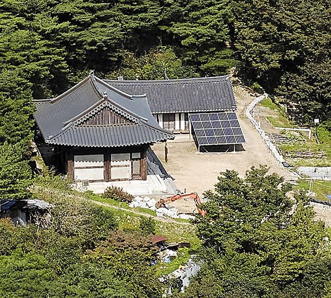 충남 계룡산 연천봉에 자리 잡은 등운암. /불광출판사