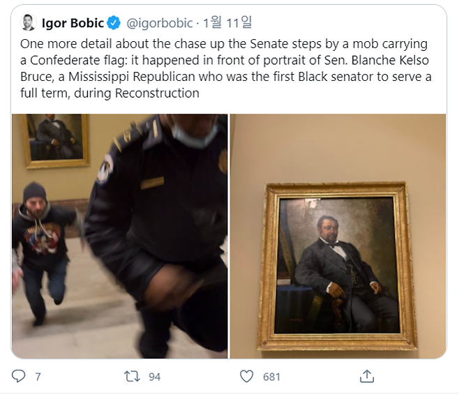 미 의회 경찰 유진 굿맨이 시위대를 유인해 계단을 오르는 모습(왼쪽 사진)이 이고르 보빅 허프포스트 정치부 기자의 소셜미디어 계정에 공개됐다. /트위터 캡처