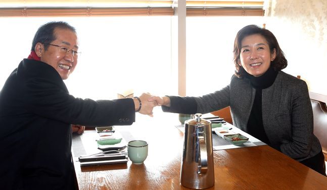 홍준표 의원과 나경원 전 의원이 12일 오후 서울 마포구의 한 식당에서 오찬 회동을 하고 있다.ⓒ국회사진취재단
