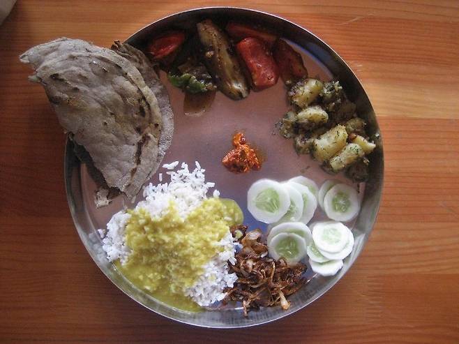 인도의 코로나19 상황이 서구 나라들에 비해 덜 심각한 게 채식 위주의 식단 때문이라는 해석이 있다. 전형적인 인도의 채식 식단이다. 위키피디아 제공