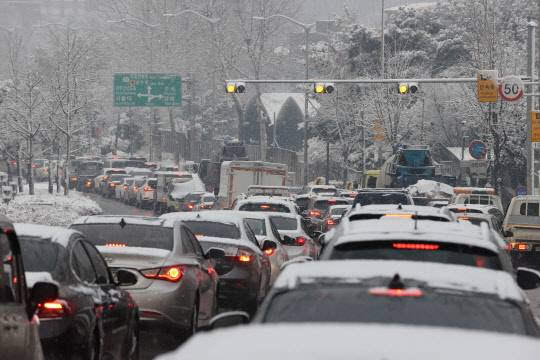 대설주의보가 발효된 12일 오후 서울 관악구 남태령고개 부근에서 눈으로 인한 차량정체가 발생하고 있다. 연합뉴스