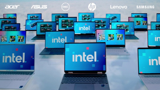 인텔이 11일(미국 현지시간) 세계 최대 가전·IT 전시회인 CES 2021에 맞춰 온라인으로 개최한 프레스컨퍼런스에서 자사 프로세서를 탑재한 다양한 노트북 제품들을 소개하고 있다. <출처= 인텔 홈페이지>