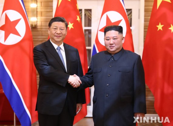 지난 2019년 6월 북한을 국빈 방문한 시진핑(왼쪽) 중국 국가주석이 20일 평양 금수산 영빈관에서 김정은 북한 당 총비서와 정상 회담에 앞서 악수하고 있다. /사진=뉴시스