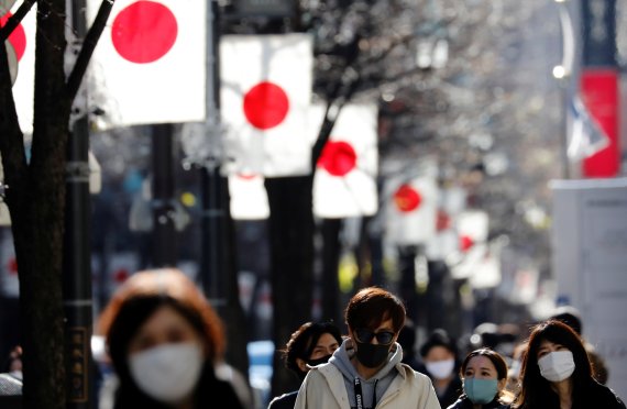 지난 10일 도쿄 긴자 거리. 마스크를 쓴 사람들이 어디론가로 향하고 있다. 로이터 뉴스1