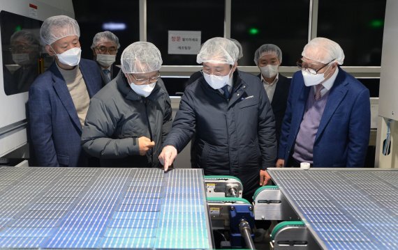 성윤모 산업통상자원부 장관(왼쪽 세번째)이 12일 전북 김제의 신성이엔지 공장을 방문해 태양광 모듈 제조라인을 살펴보고 있다. 산업부 제공