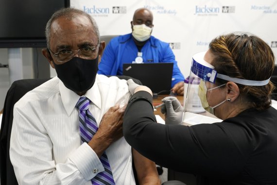 지난달 30일(현지시간) 미국 플로리다주 마이애미에서 81세 남성이 화이자-바이오엔테크 코로나19 백신을 접종받고 있다.AP뉴시스