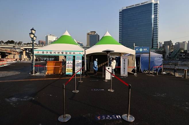 A temporary screening center in front of Seoul Station has a relatively relaxed day on Jan. 12. (Yonhap News)