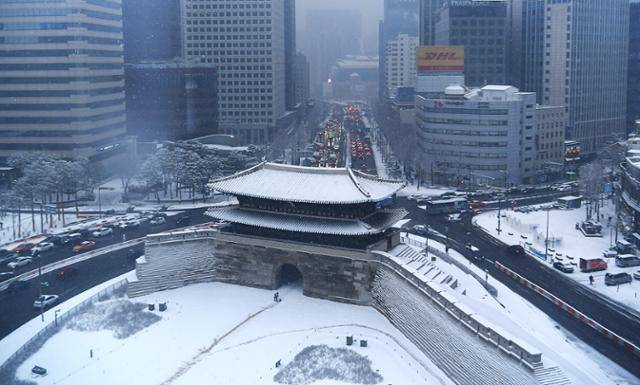 12일 서울에 오후들어 폭설주의보가 내리면서 숭례문이 눈에 쌓였다. 갑자기 폭설이 내리자 차들이 속도를 줄이면서 도로가 한때 정체되기도 했다. 왕태석 선임기자