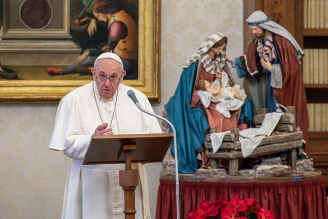 프란치스코 교황이 10일 바티칸 사도궁전 도서관에서 주일 삼종기도를 집례하고 있다. 바티칸=AFP 연합뉴스