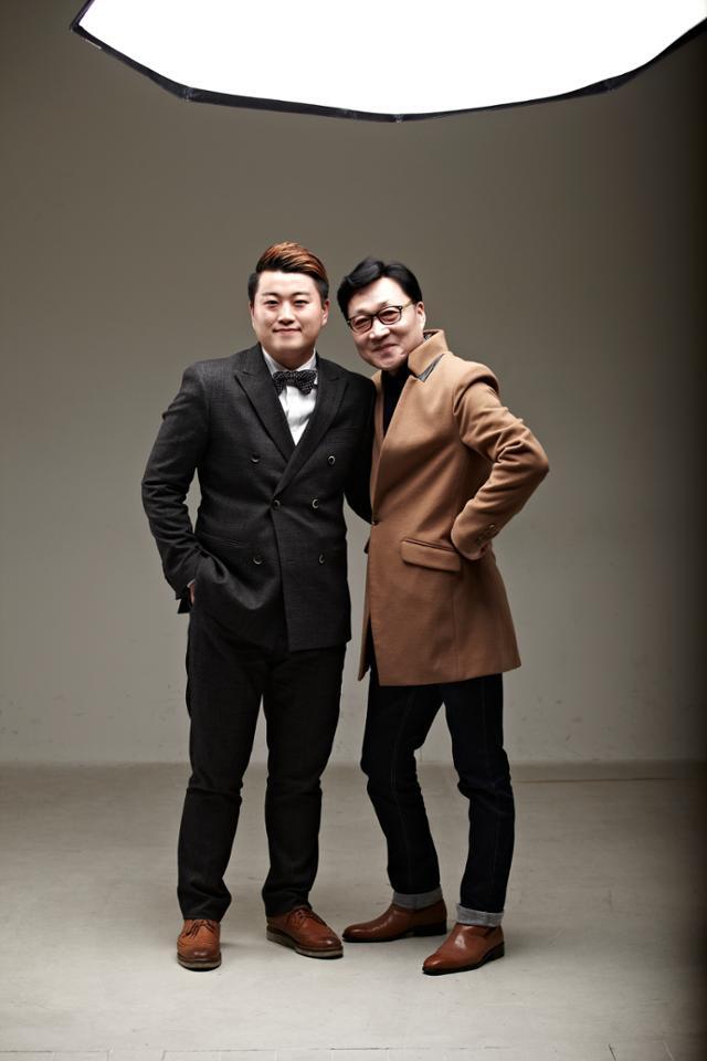 공연 기획자 겸 디제이 이대희(오른쪽)씨가 ‘트바로티’ 김호중씨와 함께 나란히 포즈를 취했다.