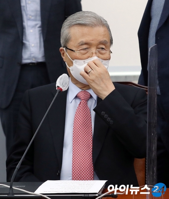 김종인 국민의힘 비대위원장이 12일 오후 서울 여의도 국회에서 열린 3차 온택트 정책워크숍에 참석해 마스크를 고쳐쓰고 있다.