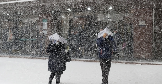 눈이 내리고 있는 12일 오후 서울 중구 하나은행 앞에서 시민들이 신문지로 눈을 막으며 이동하고 있다.눈이 내린 12일 오후 경기 고양시 일산서구 한 거리에서 근로자가 맨홀을 열고 배관 관련 작업을 하고 있다. [사진=뉴시스]