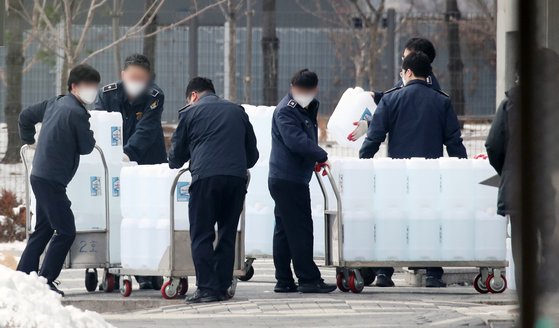 신종 코로나바이러스 감염증(코로나19) 집단감염 사태의 중심에 있는 서울동부구치소에서 여덟 번째 전수검사를 위해 직원들이 소독제품을 나르고 있다. 뉴스1