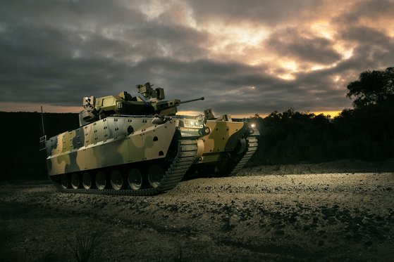 한화디펜스가 호주 육군의 차세대 보병전투장갑차 사업(Land 400) 최종 경쟁후보에 오른 '레드백(Redback)' 완제품을 12일 호주 현지에서 처음 공개했다. [사진 한화디펜스]