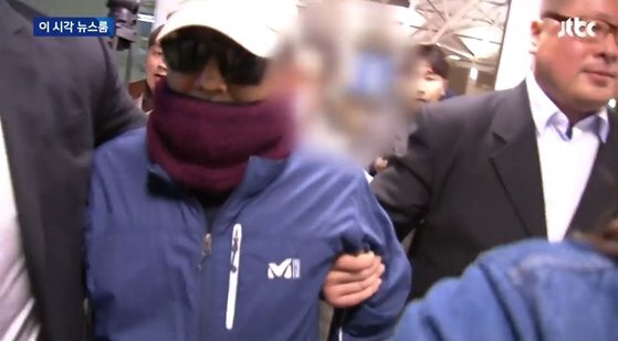 긴급출국금지 조치로 태국행 비행기를 타지 못한 김학의 전 법무부 차관이 공항에서 나오고 있다. [JTBC 뉴스 캡쳐]