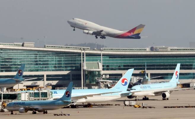 An airplane is seen flying at Incheon Airport. (Yonhap)