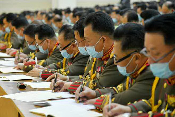 North Korean military officials take part in a meeting at the Eighth Workers' Party Congress in Pyongyang on Monday, according to this state media photograph. Delegates wear face masks, unlike in sessions headed by Kim Jong-un. [NEWS1]