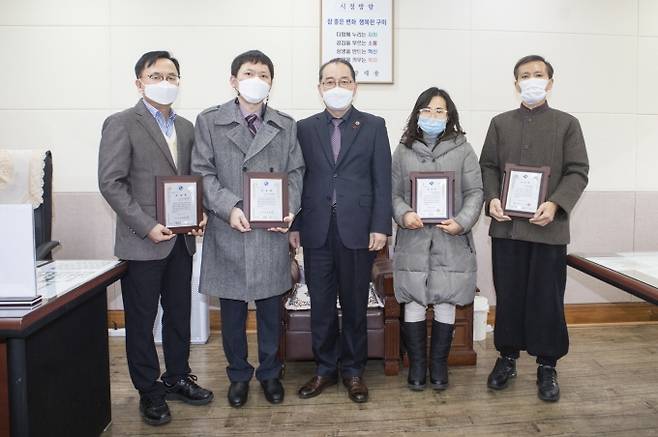 ▲구미시는 '제7기 생활공감정책 참여단' 중 우수 정책제안을 제시한 회원에게 표창장을 수여했다. 구미시 제공